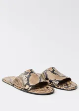 Sandalia destalonada con estampado animal print.