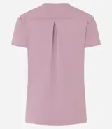 Remera deportiva blanca texturizada, con cuello redondo, manga corta, detalle reflectante y pliegue en la espalda.