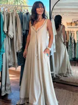 Vestido largo de algodón color beige, sin mangas, con escote en V y detalle de bordado marrón en escote y ruedo.