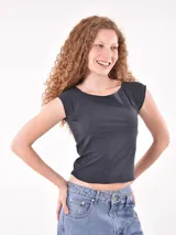 Remera blanca de mangas cortas y escote cuadrado.