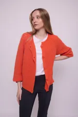 Cárdigan color ocre de tejido de punto con mohair, con cuello redondo, mangas largas y botones al tono. Silueta ligeramente oversize.