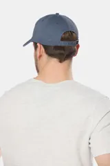 Gorra de béisbol azul marino confeccionada en lona de algodón, con visera curva y parche rectangular con logo en el frente.
