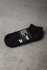 Medias bajas negras con logo de la marca en blanco.