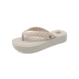 Sandalias tipo ojotas color beige, con plataforma y tira gruesa con diseño trenzado.