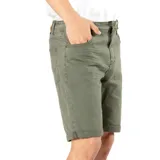 Bermuda verde de corte clásico, con bolsillos laterales y dobladillo en la parte inferior.