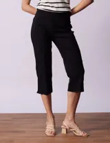 Pantalón capri amarillo de gabardina elastizada marca Ruby Rd, con pretina ancha elastizada, bolsillos delanteros simulados y bolsillos traseros aplicados.