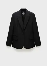 Blazer negro de corte recto con cuello de pico con solapa, tres bolsillos de solapa en la parte frontal y manga larga con puños abotonados.