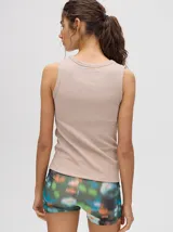 Musculosa crop de algodón, color azul grisáceo, con tejido acanalado (rib) y cuello redondo. Presenta un pequeño logo bordado en el centro del pecho.