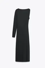 Vestido midi marrón de punto, con cuello asimétrico, manga sisa y aplique metálico en el hombro. Presenta un drapeado lateral.