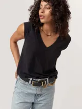 Camiseta sin mangas de color negro con cuello en V.