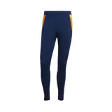 Calza deportiva azul marino de poliéster reciclado, con tecnología Aeroready, corte ajustado, cintura elástica con cordón, bolsillos laterales, puños con cremallera y escudo del Real Madrid termotransferido. Presenta paneles laterales con diseño de rayas horizontales en color naranja.