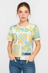 Remera de manga corta con estampado multicolor, corte holgado y cuello redondo.