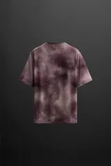 Camiseta deportiva de hombre Zara Athleticz, corte relaxed fit, confeccionada en tejido técnico perforado, ligero y elástico. Diseño tie dye en tonos borgoña y beige.