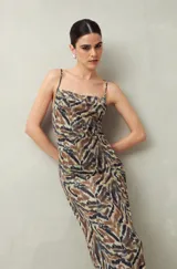 Vestido largo de punto con estampado abstracto en tonos marrones y negros. Tiene breteles finos y corte al cuerpo.