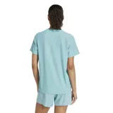 Remera deportiva Adidas color celeste con logo blanco en el pecho y tres tiras blancas en las mangas.