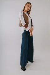 Pantalón de jean azul oscuro, de corte wide leg, tiro alto y bolsillos delanteros y traseros.