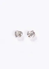 Par de aros tipo stud con forma de corazón facetado, engastados en metal con baño de oro 18k.