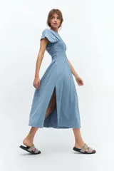 Vestido midi celeste con cuello redondo, mangas cortas y cintura elastizada con punto panal.