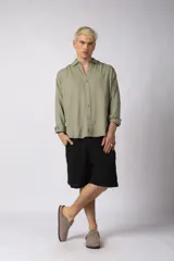 Camisa color crudo de lino con caída liviana y calce relajado, cuello abierto y manga larga. Confeccionada en 70% rayón y 30% lino.