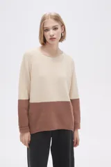 Sweater tejido de punto con diseño a bloques de color gris y azul.