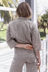 Pantalón de vestir color gris claro con textura, de corte recto y tiro alto.