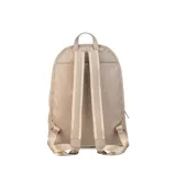 Mochila negra de tela impermeable con detalles en cuero sintético. Tiene un compartimento principal con cierre, un bolsillo frontal con cierre y un compartimento interno para notebook de 15 pulgadas.