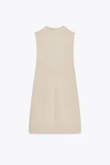 Vestido corto color beige, sin mangas y con cuello drapeado.