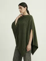 Poncho tejido de punto grueso, color mostaza/mostaza oscuro, con cuello redondo y caída amplia.