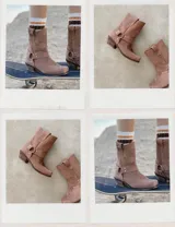 Bota corta de cuero color marrón, con taco de madera y punta cuadrada. Presenta una correa con hebilla alrededor del tobillo.