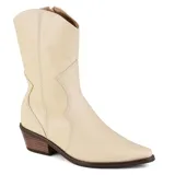 Bota de cuero marrón con caña media, puntera fina y taco bajo de madera.