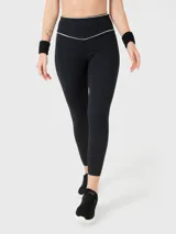 Calza deportiva negra de largo tobillero, con cintura alta y detalle de líneas blancas en la cintura.