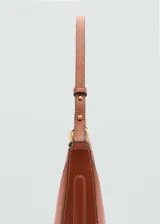 Bolso tipo hobo color marrón, con diseño redondeado, cierre de cremallera superior y asa corta ajustable.