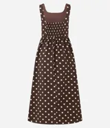 Vestido midi evasé de tricolina color marrón con lunares blancos, breteles anchos y escote cuadrado. Presenta lastex en la espalda y recorte fruncido en la cintura.