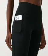 Calza legging deportiva térmica color negro, con cinturilla alta y bolsillo funcional.