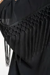 Kimono negro de mangas 3/4 con detalle de flecos en los hombros.