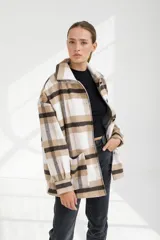 Campera tipo sobrecamisa larga a cuadros color beige, blanco y marrón.