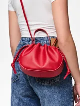Bolso rojo con correa ajustable y desmontable, correa para hombro y asa simple. Cierre magnético y bolsillo interior.