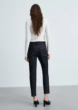 Pantalón de jean de tiro alto color azul oscuro, corte slim fit y largo cropped.