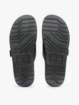 Sandalias negras de cuero granulado con doble tira y hebillas metálicas plateadas con logo de la marca.