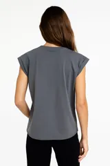 Remera blanca de algodón con mangas cortas, cuello redondo y estampado con imágenes de cartas de tarot y texto en negro.