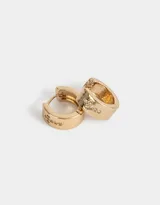 Aros tipo argolla bañados en oro con detalle de cruz con strass.