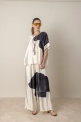 Blusa italiana color natural con estampado de hoja grande en tonos grises. De calce holgado y talle único.