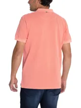 Chomba color salmón de piqué de algodón orgánico, con cuello clásico y tapeta de dos botones.