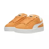 Championes Puma Suede XL color lila con detalles en blanco y suela color caramelo.