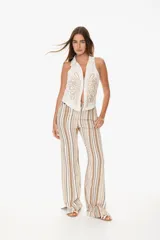 Pantalón de lino con rayas en tonos beige y marrón, de corte amplio y cintura alta.