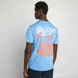 Camiseta celeste de manga corta con estampado pequeño en el pecho.