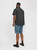 Short chino de lino color celeste, de corte relajado, cintura media y ajuste cómodo. Cuenta con cintura elástica con cordón ajustable, bolsillos frontales y traseros funcionales.