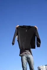 Buzo negro de algodón con efecto lavado y logo bordado en el pecho.