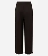 Pantalón largo color beige, de poliéster texturizado, con cintura elástica y bolsillos laterales.