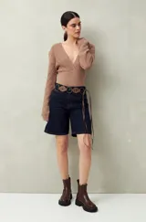 Sweater negro de tejido de punto calado, con escote en V cruzado y mangas largas.